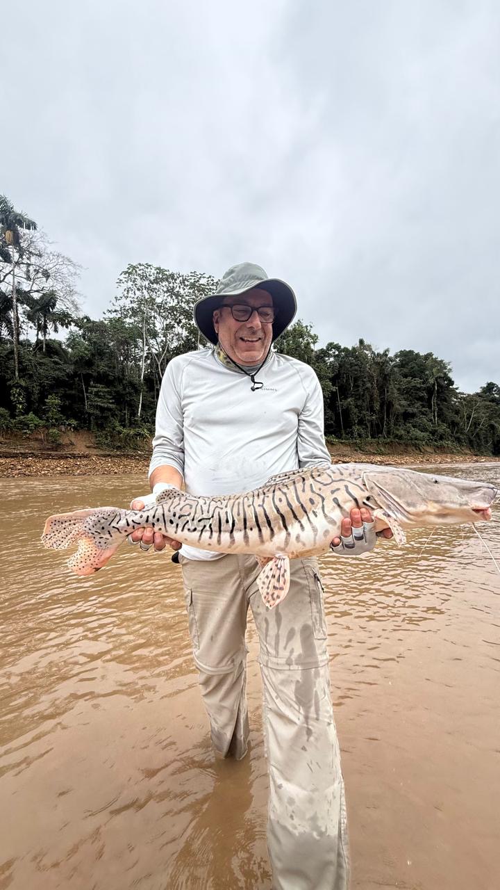 Jean Claude with the large surubí he landed in turbid water