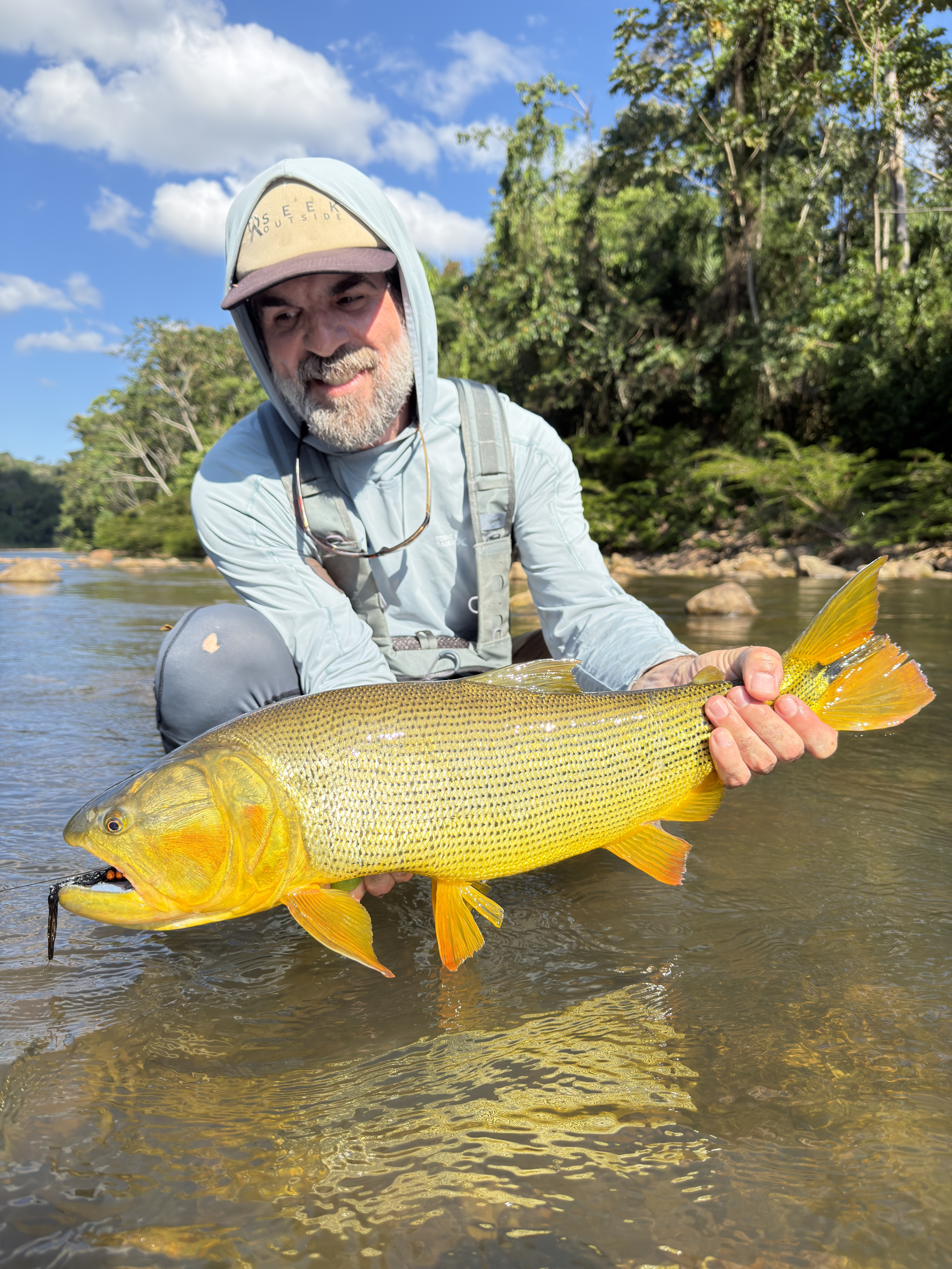 An angler with his dorado on the Sécure